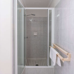 Shower at Cocos Holiday Apartments, Trinity Beach